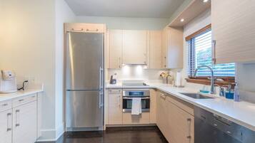 Geladeira, micro-ondas, fogão, cooktop