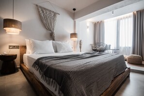 Panorama studio suite, uitzicht op baai | Luxe beddengoed, donzen dekbedden, Tempur Pedic-bedden, een minibar