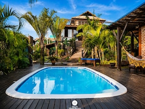 Piscina externa, guarda-sóis, espreguiçadeiras