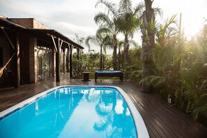 Outdoor pool, pool umbrellas, pool loungers - Ibiraquera Life (Imbituba)
