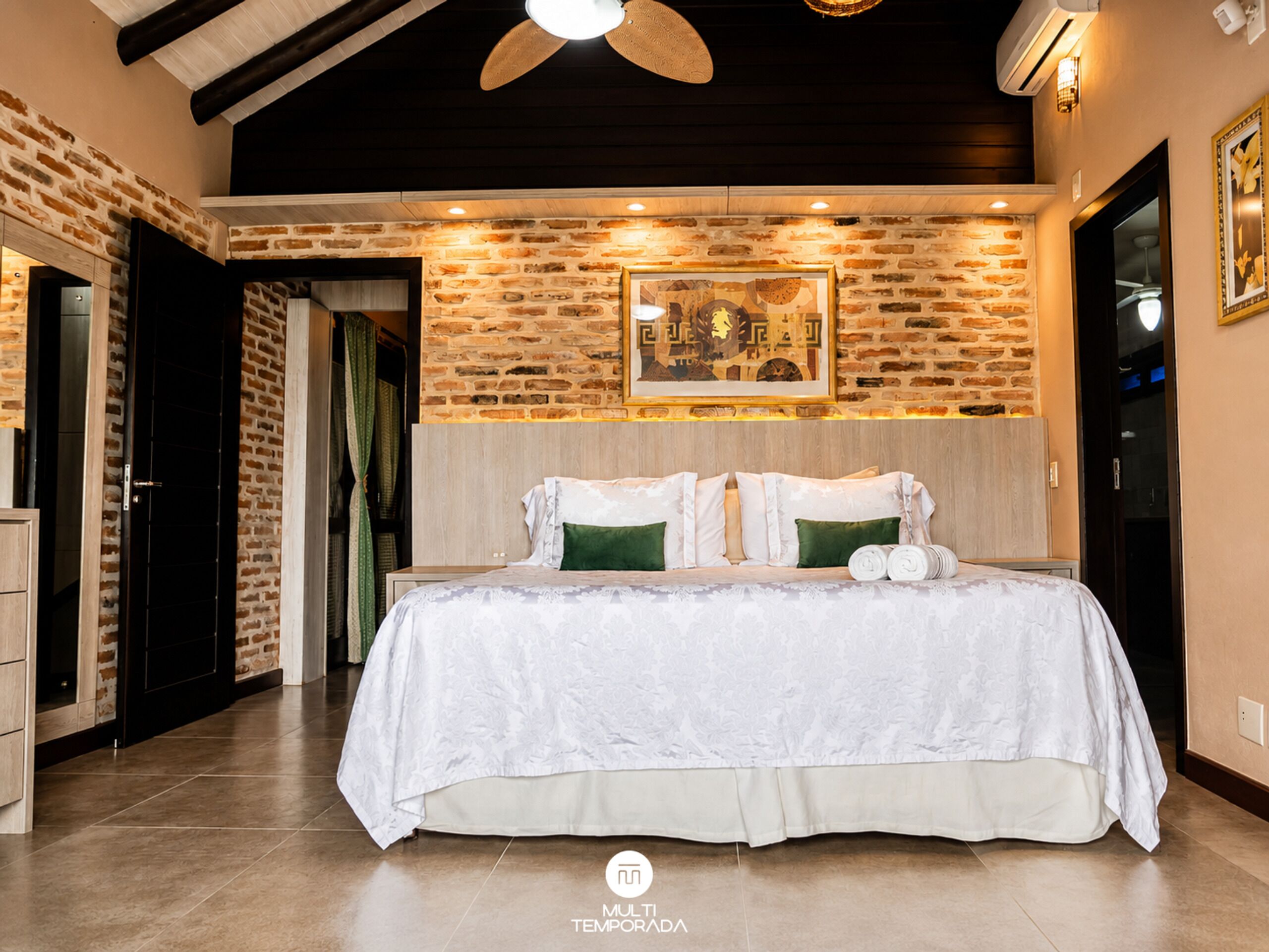 House Premium com Jacuzzi Privativa e Vista do Lago - Ibiraquera Life | Roupas de cama premium, escrivaninha, cortinas blackout