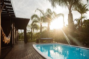 Utendørsbasseng, bassengparasoller og solsenger