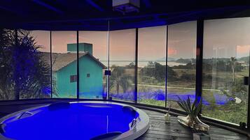 House Premium com Jacuzzi Privativa e Vista do Lago - Ibiraquera Life | Tina de hidromasaje privada