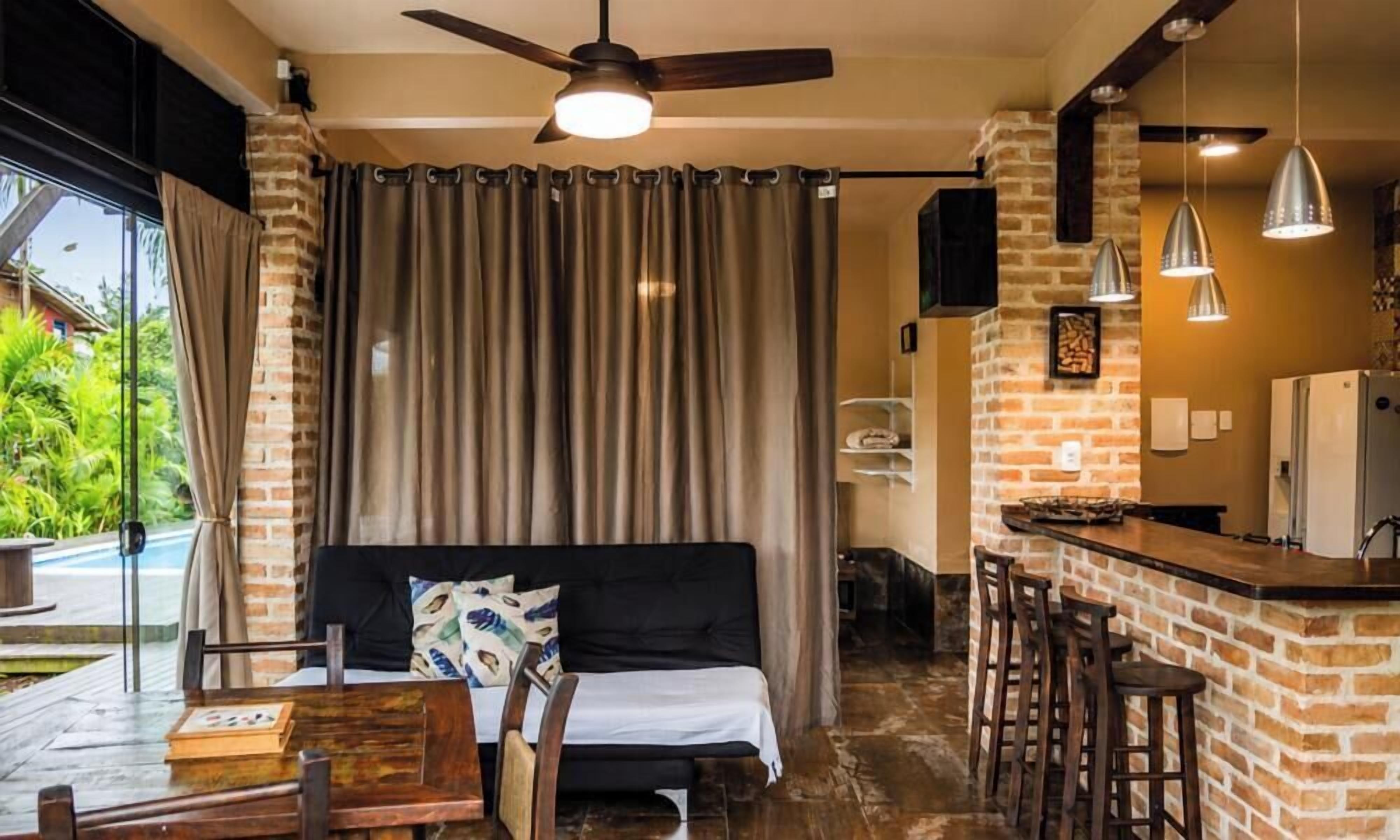 Una habitación con cama, mesa de comedor, zona de bar y cocina.