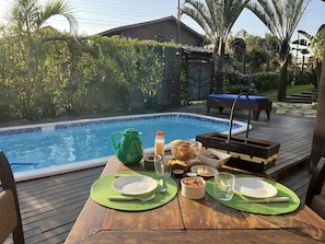 Outdoor pool, pool umbrellas, pool loungers - Ibiraquera Life (Imbituba)