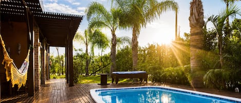 Piscina externa, guarda-sóis, espreguiçadeiras