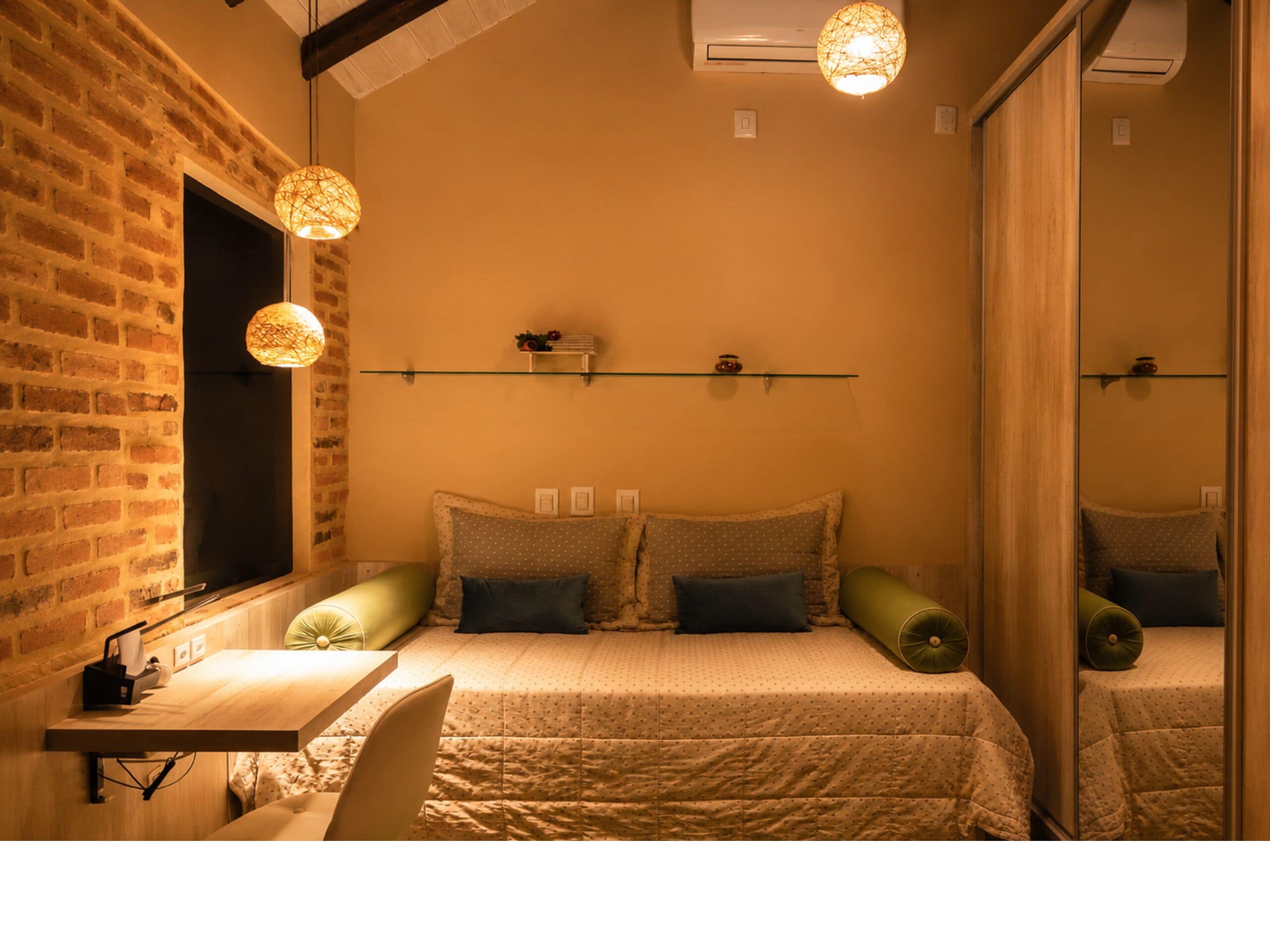 House Premium com Jacuzzi Privativa e Vista do Lago - Ibiraquera Life | Roupas de cama premium, escrivaninha, cortinas blackout