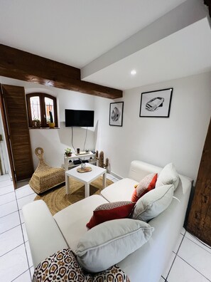 Smart TV, books - Cosy new T3 in town center (Hyères)