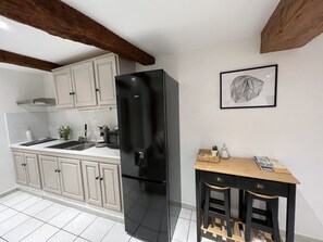 Fridge, microwave, stovetop, coffee/tea maker - Cosy new T3 in town center (Hyères)