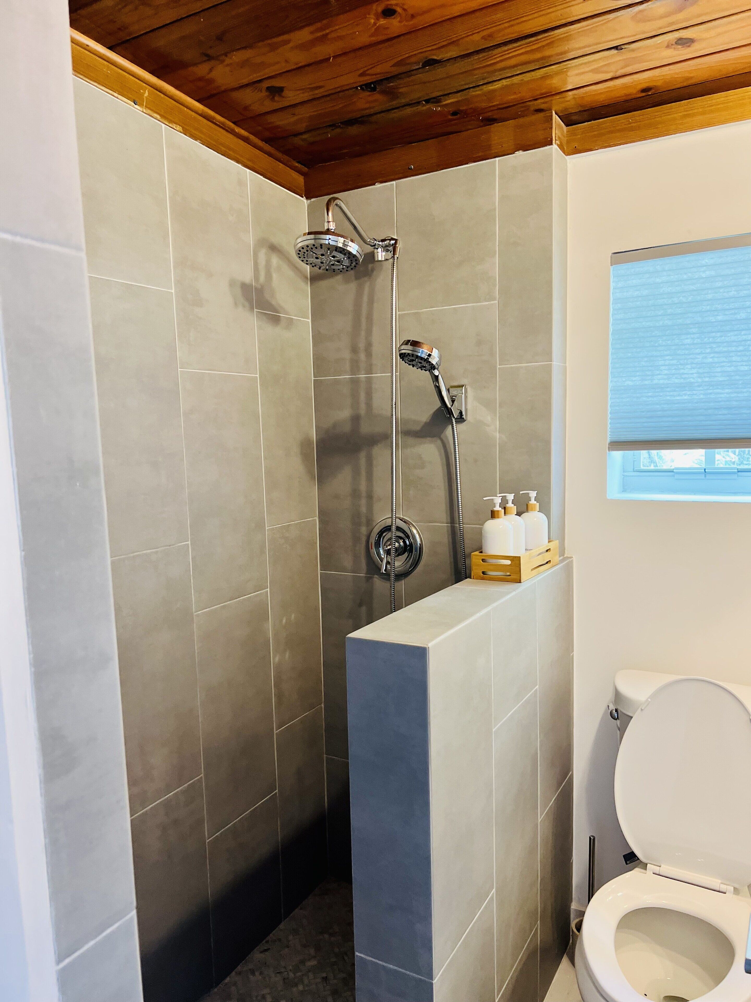 Ducha, secador de pelo, toallas, shampoo