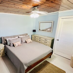 2 bedrooms, free WiFi, bed sheets - Newly renovated cottage steps from the water (Bimini)