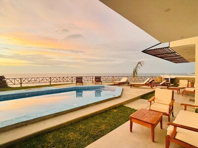 Vista Linda Bungalow Punta Veleros, w/pool and view of the sea.