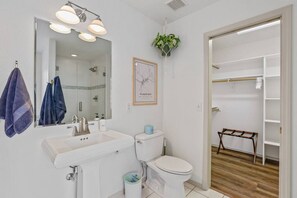 Bañera, artículos de tocador ecológicos, secador de pelo, toallas