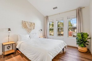 2 habitaciones, tabla de planchar con plancha y cuna de viaje