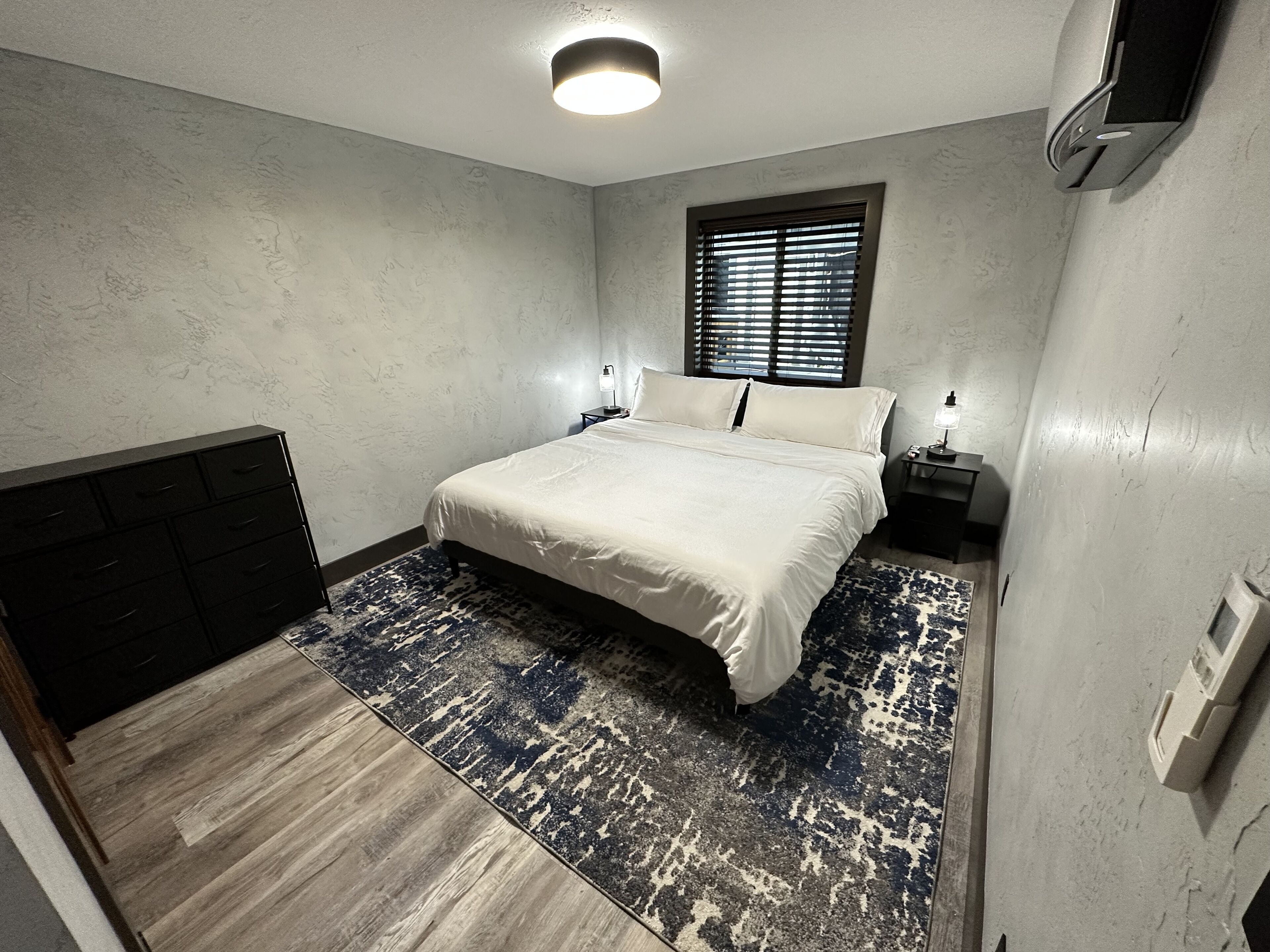 2 slaapkamers, een strijkplank/strijkijzer, reisbedje, gratis wifi