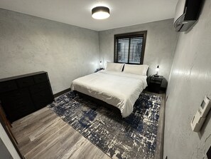 2 quartos, ferros/tábuas de passar roupa, berço de viagem