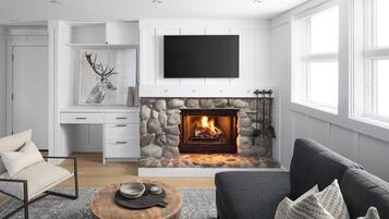 Smart TV y chimenea