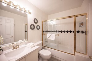 Bathtub, jetted bath, hair dryer, towels - SVS: 4BD/3BA Private Las Vegas Home | Sleeps 8 | Near the Strip (Las Vegas)