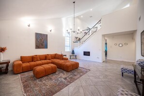 TV, fireplace - Retreat 3BD/2BA Home 1,278 sqft Sleeps 6 (Las Vegas)