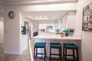 Fridge, microwave, oven, stovetop - Retreat 3BD/2BA Home 1,278 sqft Sleeps 6 (Las Vegas)