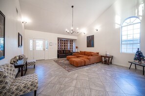 TV, fireplace - Retreat 3BD/2BA Home 1,278 sqft Sleeps 6 (Las Vegas)