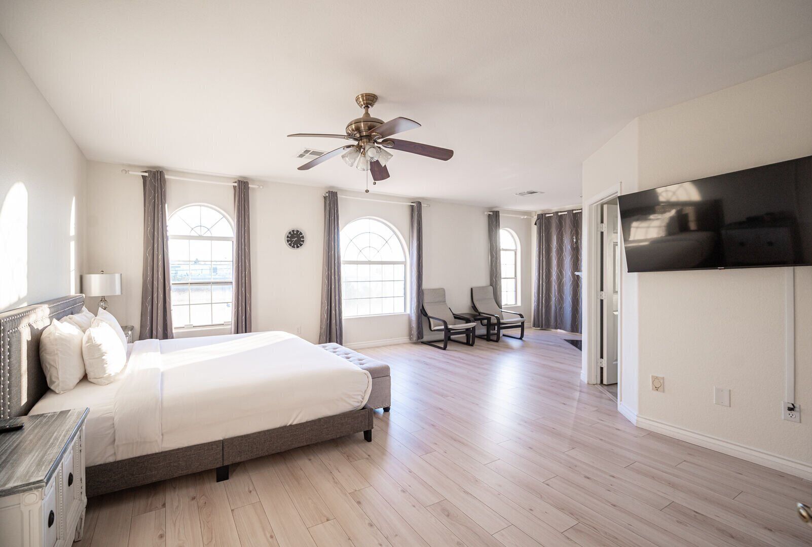 4 bedrooms, desk, iron/ironing board, free WiFi