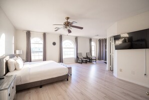 4 bedrooms, desk, iron/ironing board, free WiFi - SVS: 4BD/3BA Private Las Vegas Home | Sleeps 8 | Near the Strip (Las Vegas)