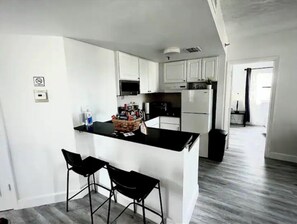 Geladeira, micro-ondas, cooktop, lava-louças