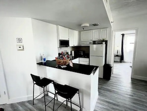 Refrigerador, microondas, parrilla de estufa y lavavajillas