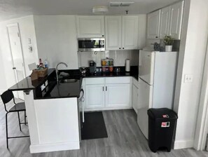 Fridge, microwave, stovetop, dishwasher - Universal/Pool view +FREE parking. Newly renovated 2bdrm/2bth (Orlando)