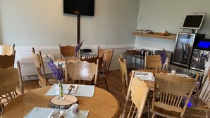 In-room dining - McLean House Bed & Breakfast (Souris)