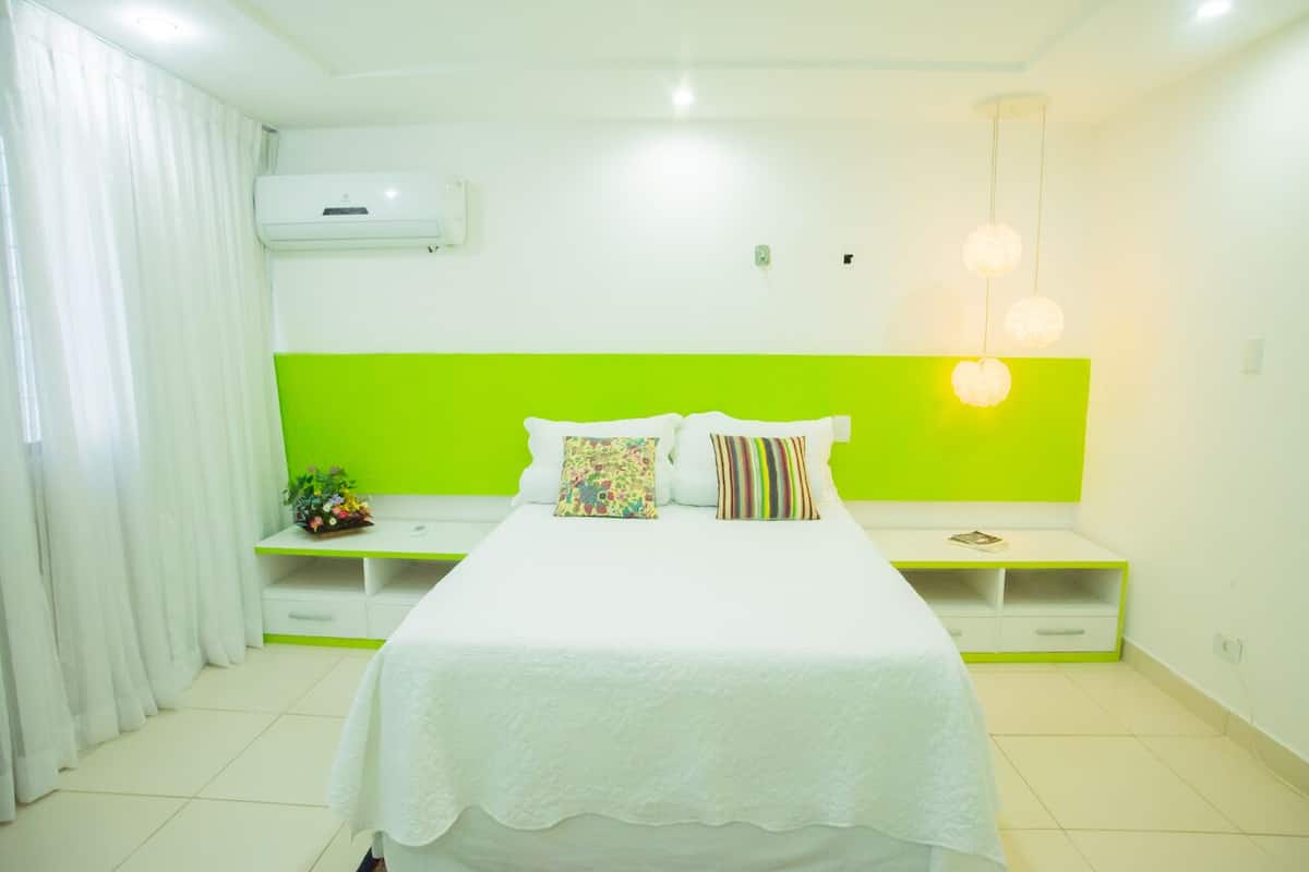 Deluxe Room | 1 bedroom, iron/ironing board, free WiFi