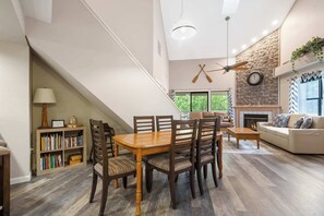 Kondominium, Beberapa Tempat Tidur, balkon, pemandangan kebun (An Un-Fore-Gettable Time) | Tempat makan