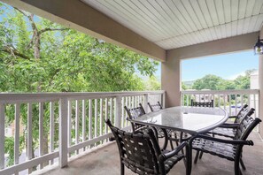 Apartment, Mehrere Betten, Balkon, Gartenblick (An Un-Fore-Gettable Time) | Speisen im Freien