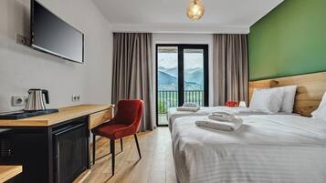 Standard Double/Twin with Front view & Balcony | Lydisolert, wi-fi (inkludert) og sengetøy