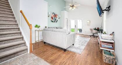 Centrally Located Townhouse - Free Parking