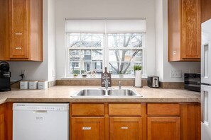 Fridge, microwave, oven, stovetop - Duke 10 Min Away! 3 Bedroom (Durham)