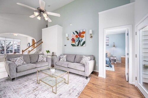 Centrally Located Townhouse - Free Parking