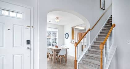 Centrally Located Townhouse - Free Parking
