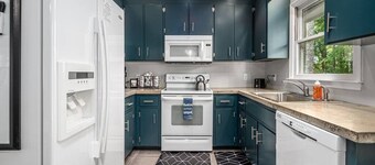 Cozy on Ger-Maine St. 1 Mile From Downtown Apex