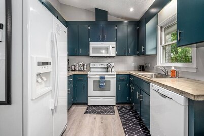 Cozy on Ger-Maine St. 1 Mile From Downtown Apex