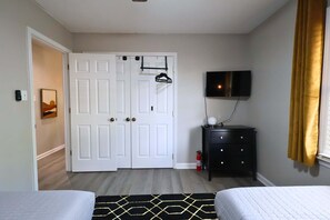 2 habitaciones, tabla de planchar con plancha, wifi y ropa de cama 