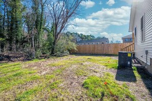 Property grounds - Cozy Ranch Home 10 Min to Downtown Durham (Durham)