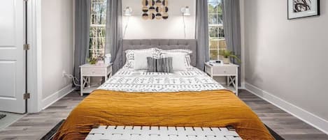 3 habitaciones, escritorio y tabla de planchar con plancha