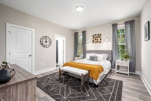 3 slaapkamers, een bureau, een strijkplank/strijkijzer, reisbedje