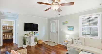 House of Zen - Walk to the beach, Huge fenced back yard, Outdoor shower!