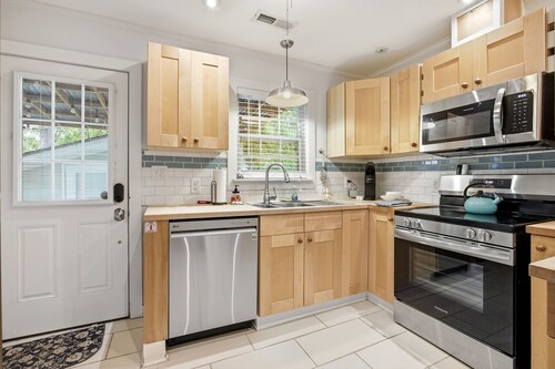 House of Zen - Walk to the beach, Huge fenced back yard, Outdoor shower!