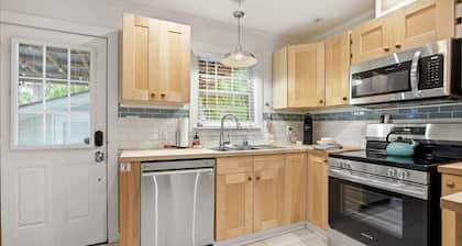 House of Zen - Walk to the beach, Huge fenced back yard, Outdoor shower!