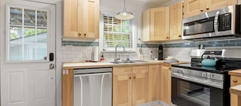 House of Zen - Walk to the beach, Huge fenced back yard, Outdoor shower!