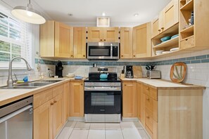 Réfrigérateur, four à micro-ondes, un four, surface de cuisson